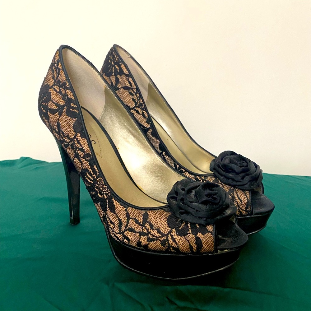 Elegant lace shoes